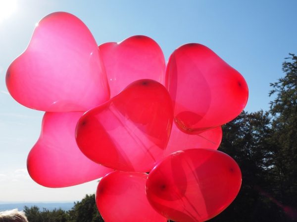 dekoracje balonowe, pudło-prezent z balonami, napełnianie helem balonów