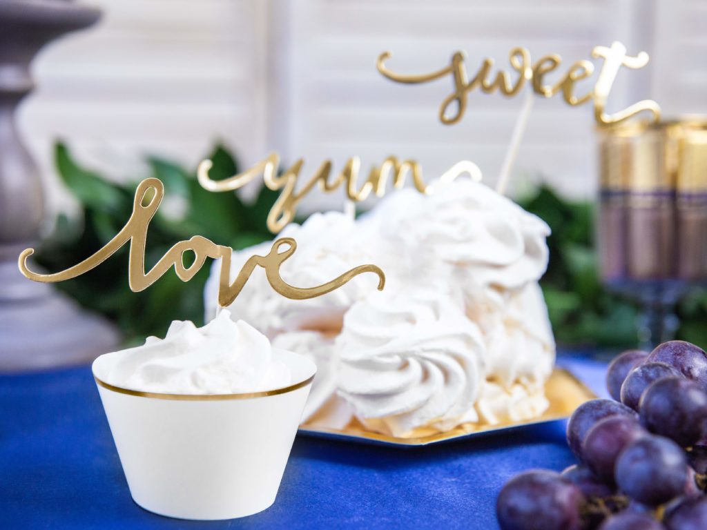 dekoracje na muffinki,papilotki na muffinki białe ze złotym brzegiem, dekoracje candy-bar