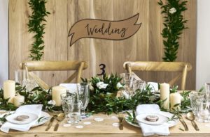 dodatki rustykalne do candy-bar, wizytówki drewniane na stół