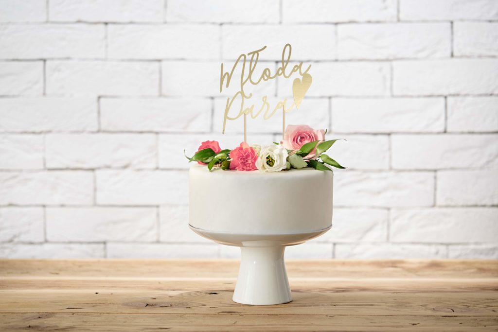 topper na tort napis młoda para, złoty topper na tort, dekoracje candy bar, topper na tort weselny