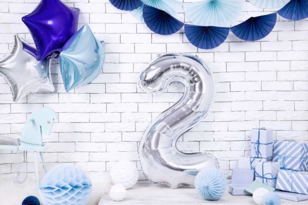 srebrny balon cyfra 2 86 cm, balon cyfra foliowa 2, dekoracje srebrne na imprezę, srebrne balony urodzinowe cyfry, balony na imprezy,
