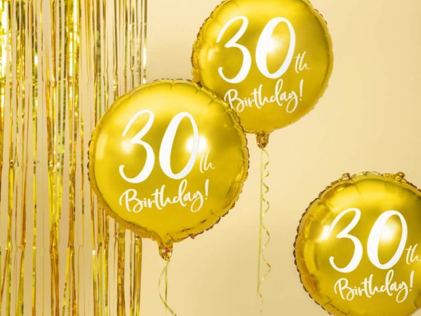 złoty balon foliowy okrągły z białą cyfrą 30, złote dekoracje na imprezę 30 stkę, dekoracje balonowe, balony urodzinowe, balony na 30stkę