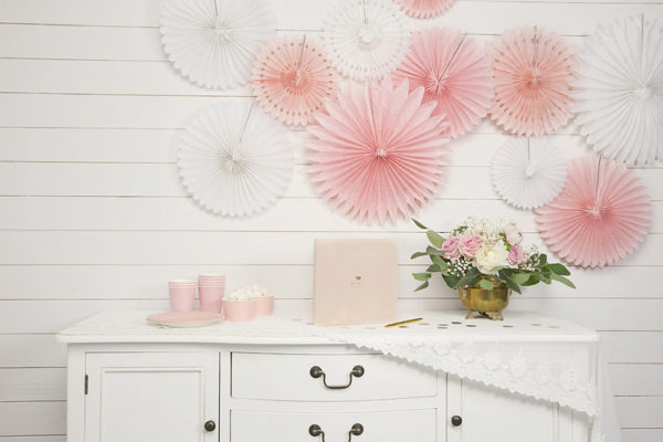 paper rosettes powder pink, rozety papierowe pudrowy róż, papierowe dekoracje na imprezy, akcesoria na przyjęcia