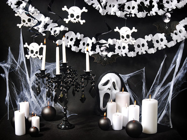 czaszki i nietoperze zawieszki na halloween, wiszące dekoracje na Halloween, wiszące świderki nietoperze i czaszki, świderki na Halloween,