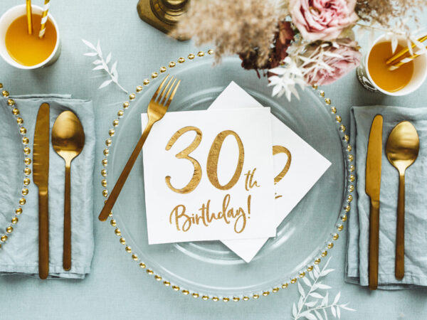 dekoracje na 30stkę, serwetki na 30 urodziny, białe serwetki ze złotym napisem 30th birthday, serwetki na 30stkę, dekoracje na 30 urodziny, serwetki urodzinowe