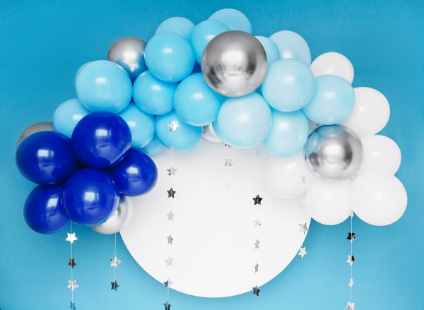dekoracje balonowe na imprezę, zestaw do zrobienia girlandy balonowej, niebiesko-biało-srebrna girlanda z balonów